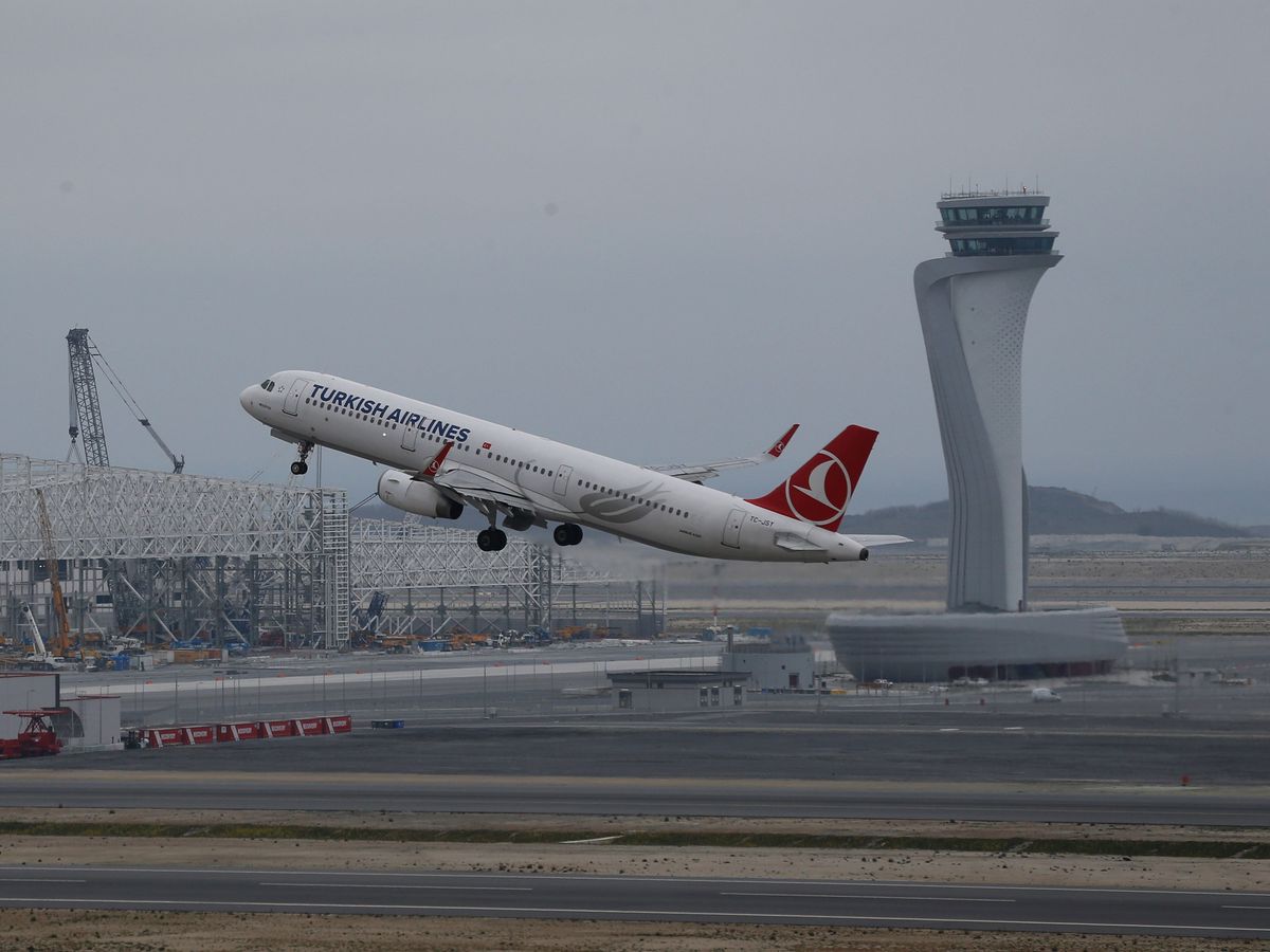 Air passengers who unbuckle seatbelts before plane stops face fines in Turkey