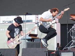 Supporting image for story: Pearl Jam pay homage to UK rock music during their biggest-ever London show