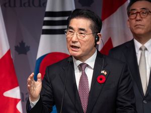 Supporting image for story: South Korean court issues arrest warrant for former defence minister