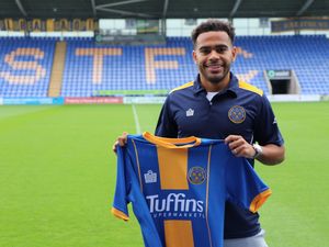 Supporting image for story: Shrewsbury sign Norwich midfielder Louis Thompson on season-long loan