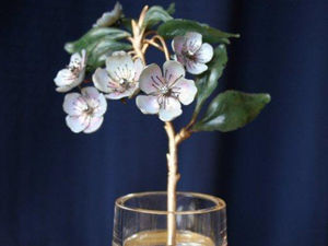 Supporting image for story: £1 million Fabergé flower belongs to Midlands Army regiment, expert says