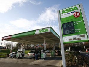 Supporting image for story: Supermarkets to slash fuel prices after oil price drop
