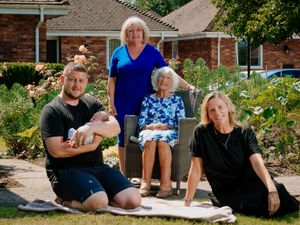 Supporting image for story: 101-year-old Dora meets great-great grandson for first time