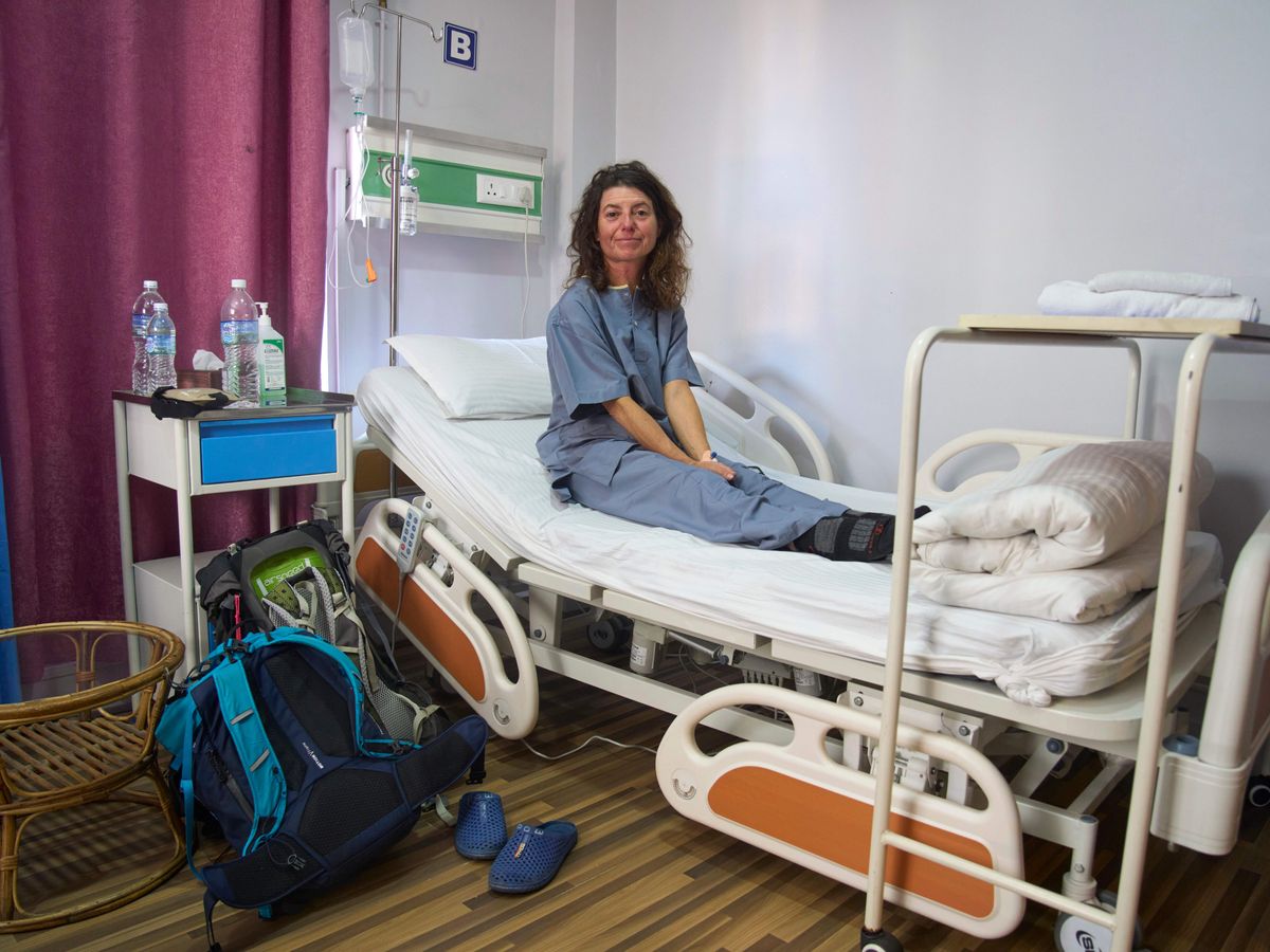 Nepalese search teams look for bodies after avalanche