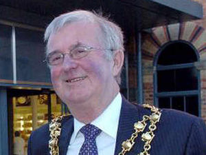 Supporting image for story: Former mayor quits as party leader