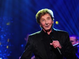 Supporting image for story: Barry Manilow will have surgery for cancerous spot on lung