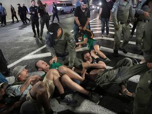 Supporting image for story: Israel’s growing frustration over war in Gaza erupts in nationwide protests