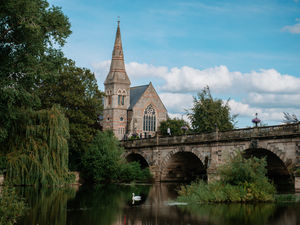 Supporting image for story: Emergency services called to Shrewsbury's English bridge incident