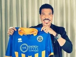 Supporting image for story: Hello Shrewsbury! Lionel Richie gets kitted out in Town colours
