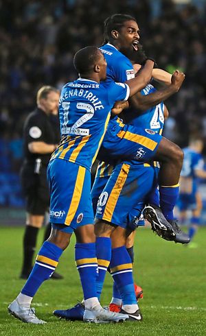 Aaron Amadi-Holloway of Shrewsbury Town celebrates with his team mates after scoring a goal to make it 1-0. (AMA)
