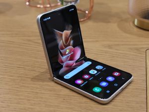 Supporting image for story: Should you buy… the Samsung Galaxy Z Flip3?