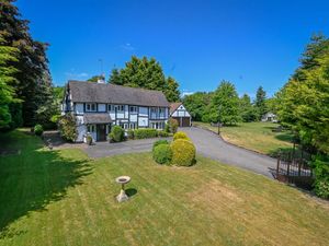 Supporting image for story: Inside stunning Bridgnorth cottage that dates back to 16th century as it hits the market