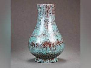 Supporting image for story: Chinese vase sells for £62,000 at Shropshire auction