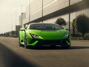 Supporting image for story: New Lamborghini Huracan Tecnica optimised for road and track