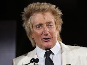 Supporting image for story: Rod Stewart ‘booed’ in Germany after showing images of Ukraine flag and president