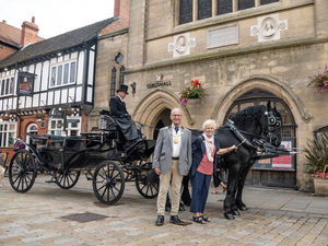 Supporting image for story: Applause as Sheriff enjoys traditional ride around the city