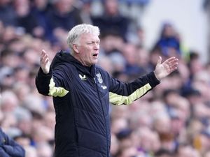 Supporting image for story: David Moyes applauds West Ham fans after Everton frustrate them with late goal