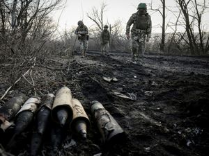 Supporting image for story: Russian forces bypass key Ukraine stronghold in bid to cut off its supplies