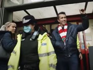 Supporting image for story: Ryan Reynolds and Rob McElhenney in trailer for Wrexham AFC documentary