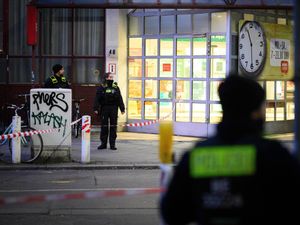 Supporting image for story: Berlin police detain man who attacked two people with knife