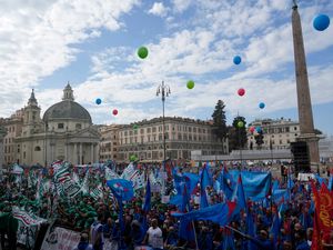 Supporting image for story: Italian car workers go on national strike for first time for 20 years