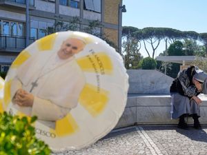 Supporting image for story: Pope Francis suffering new breathing crises and back on ventilation – Vatican