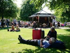 Supporting image for story: In Pictures: People try to stay cool and enjoy the sun as temperatures soar