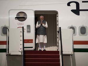 Supporting image for story: India’s Modi gets a warm greeting from Netanyahu as he arrives in Israel