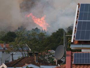 Supporting image for story: Temperatures rise above 40C as continent is hit by heatwave and wildfires