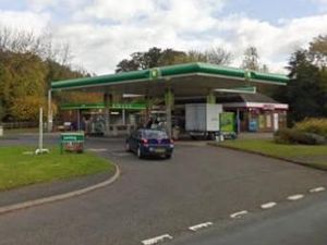 Supporting image for story: Gun and hammer raiders hold up Shell service station