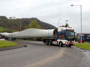 Supporting image for story: Turbine blades cause rush-hour delays