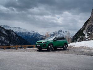 Supporting image for story: Citroen C5 Aircross Plug-in hybrid goes on sale priced at £38,855