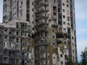 Supporting image for story: Ukrainian forces ‘halt Russian advance in north-eastern town’