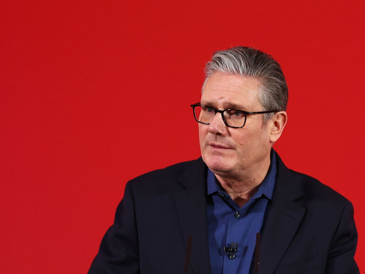 Keir Starmer to face mutinous MPs after top aide&rsquo;s exit over Mandelson scandal