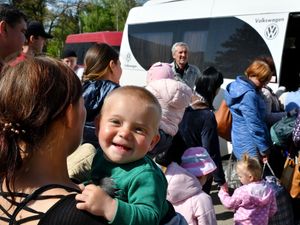 Supporting image for story: Russia hits eastern towns amid hopes for more evacuations from steel plant