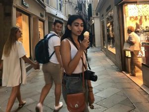 Supporting image for story: This photobomber recreated the Distracted Boyfriend meme by fluke