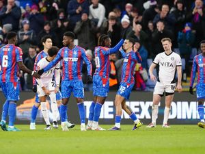 Supporting image for story: Early Eberechi Eze strike sends Crystal Palace through to round four