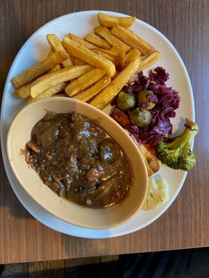 Liver and onions with vegetables and chips