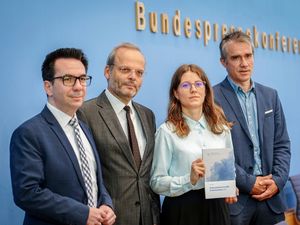 Supporting image for story: Monitoring group reports steep rise in antisemitism in Germany last year