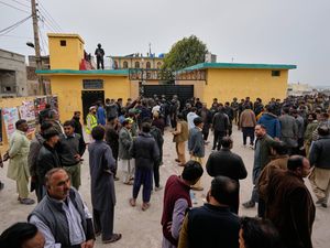 Supporting image for story: Dozens killed in bombing at Islamabad mosque