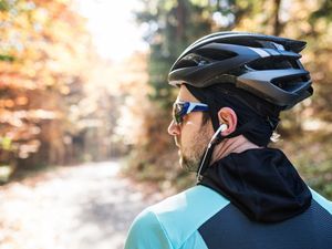 Supporting image for story: Two-thirds of road users back cyclist headphone ban