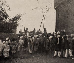 A speaker addressing a crowd from behind the lowest part of the southern wall in late 1919