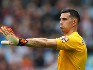 Supporting image for story: Dean Smith: Aston Villa in no-win situation over Emi Martinez and Emi Buendia