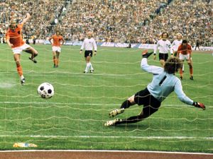 Supporting image for story: Netherlands and Ajax great Johan Neeskens dies aged 73