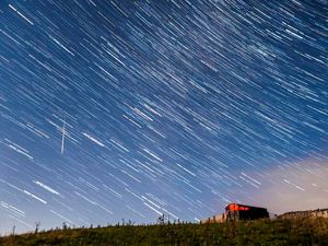 Supporting image for story: Eta Aquariids set to dazzle night skies with up to 40 meteors per hour