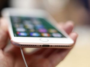 Supporting image for story: iOS update blocks USB devices from hacking into iPhone handsets