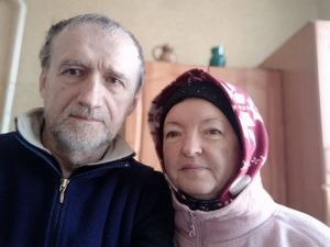 Supporting image for story: Ukrainian couple describe escape from ‘real hell’ of Mariupol