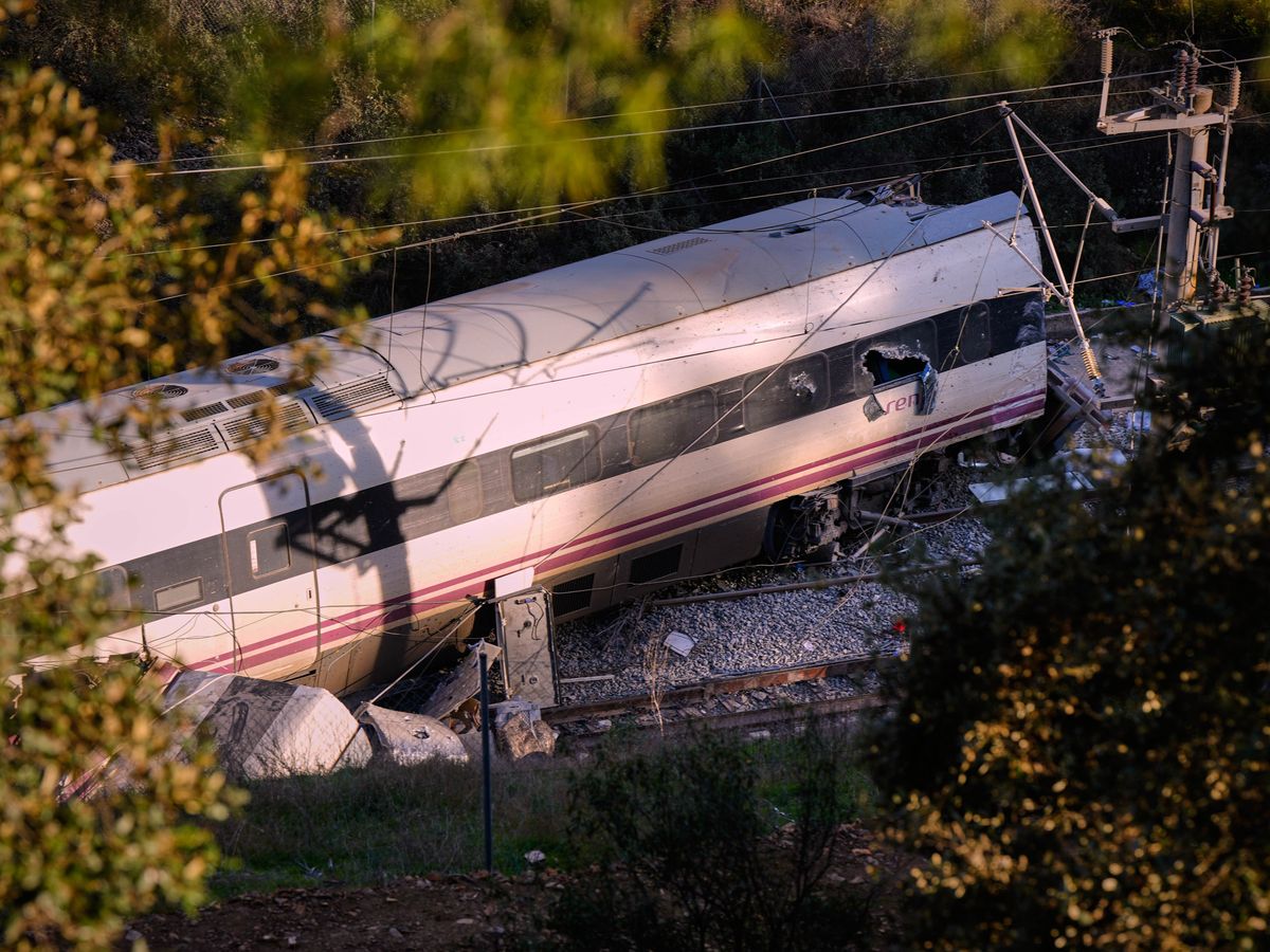 Spain begins three days of mourning after deadly train crash