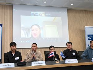 Supporting image for story: Thai foreign minister and army chief visit five released hostages