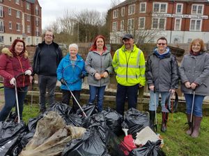 Supporting image for story: Kidderminster litter pickers branded 'heroes' after taking 60 bags of rubbish off the streets